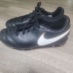 NIKE Soccer Cleats Size 1Y