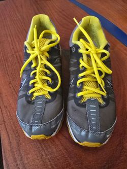 Nike airmax shoe with bright yellow knit upper. Black Nike Swoosh visible on the tag. Clean, sporty look. Great for running or casual wear. In good us