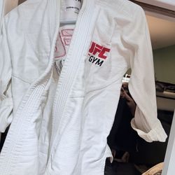 UFC Gym gi white set size ( 2 )-jacket & (00)-pants included youth / kids / fits 6yrs to 9 yrs old little  warrior   Im caring person thats a dad m, i