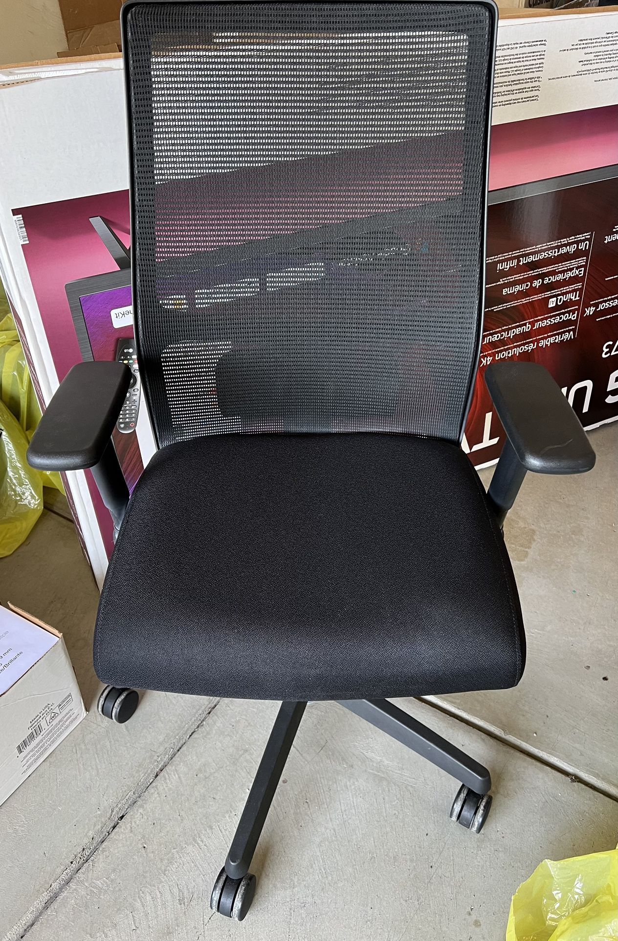 HON Ignition 2.0 4-Way Stretch Mid-Back Mesh Task Chair (Black) 