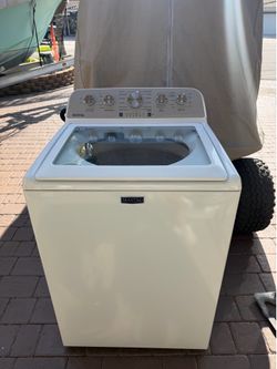 LIKE NEW 4.8 MAYTAG WASHER