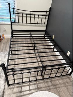 Metal Platform Bed Frame – Full Size – Excellent Condition