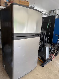 Refrigerator ( free)