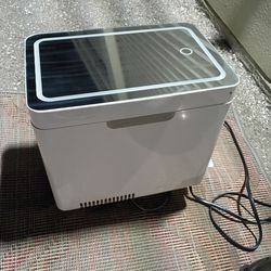 Portable mini fridge cooler