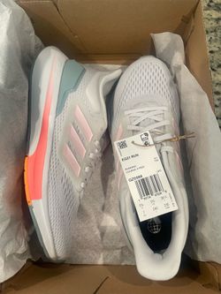 Adidas NWT/Box  Women’s Size 7