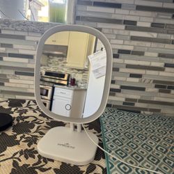 Light up makeup mirror