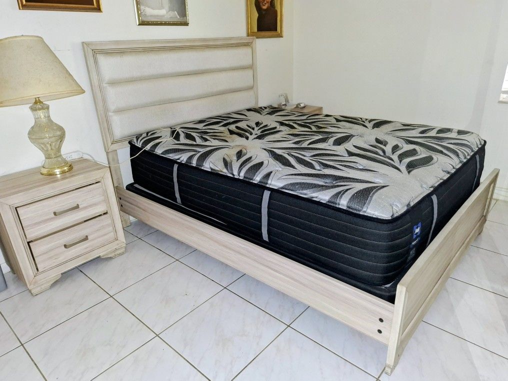 QUEEN BEDROOM SET LIKE NEW