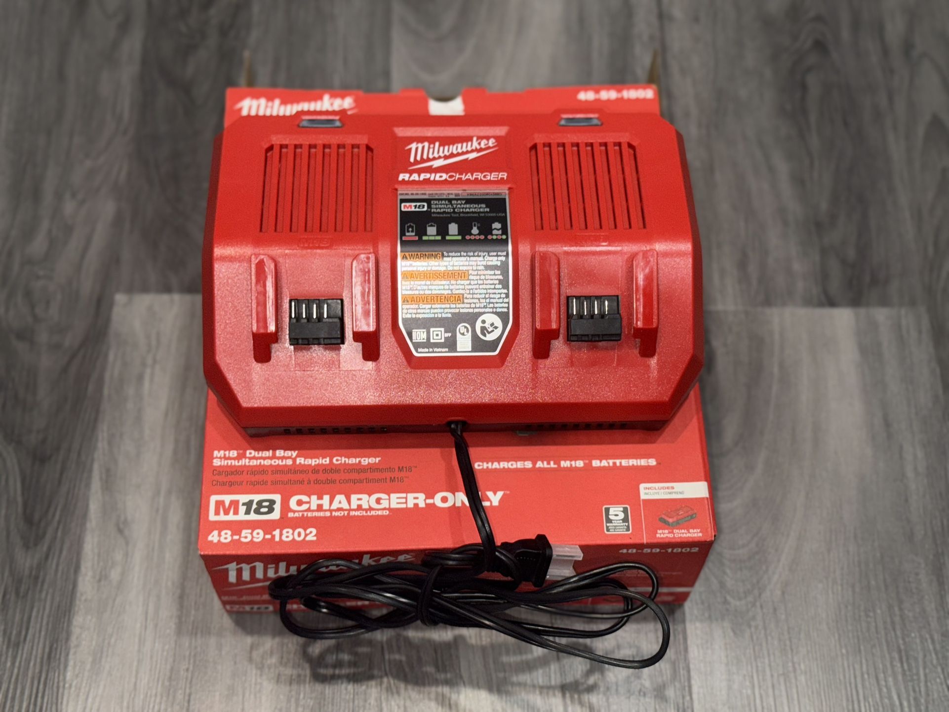 Milwaukee M18 18 V Simultaneous Rapid Dual Battery Charger