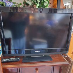 Sanyo 32 in with built in DVD and remote