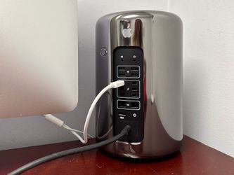Apple Mac Pro (Late 2013) with 27” Apple Thunderbolt Display