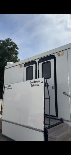 Restroom trailer men/women side