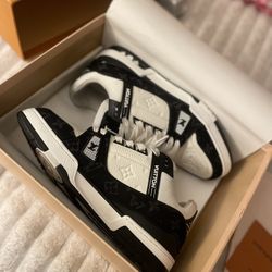 LV trainers black and white 