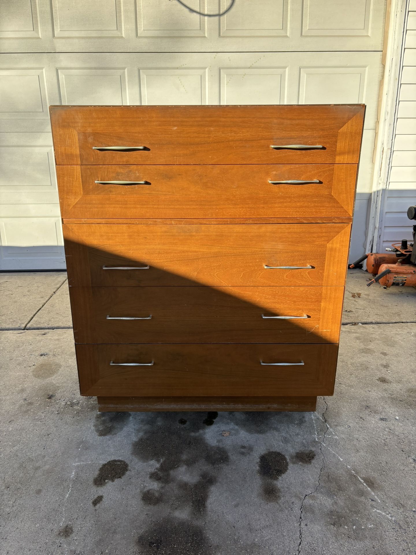 ‼️FASHION TREND BY JOHNSON CARPER 5 DRAWER DRESSER‼️FOR SALE 200$ OR BEST OFFER‼️DELIVERY AVAILABLE🚚