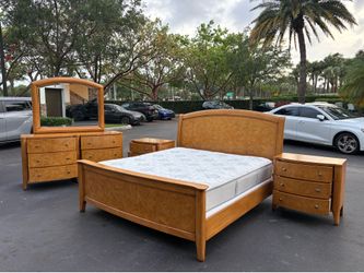 Beautiful Bedroom Set King Size Solid Wood Maple Color Like New Indonésia Furniture