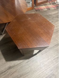 Wooden table. Mesita de madera.