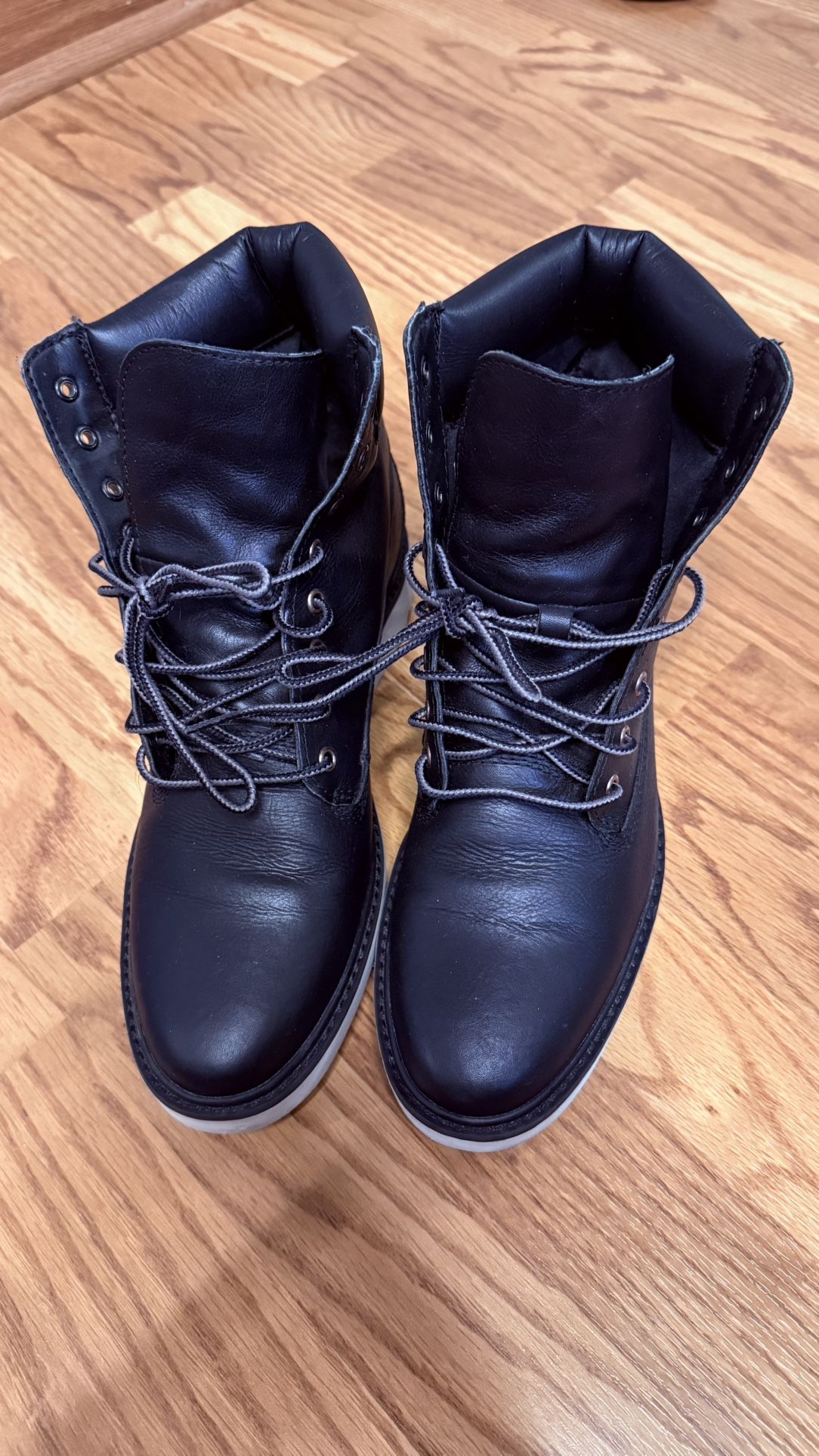 Timberland Men’s Leather Boots – Size 9 (EU 43)  💰 Price: $65 (or best offer)