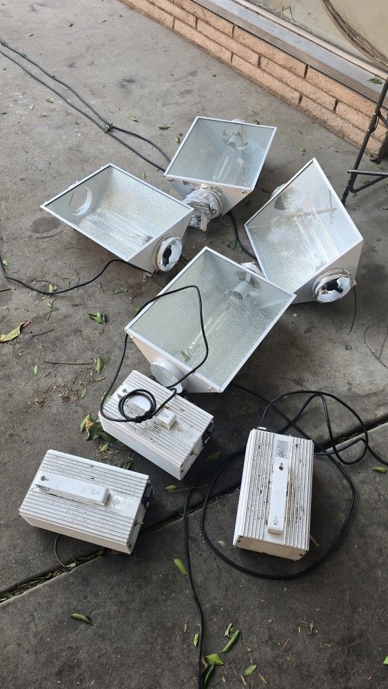 Vivosun growlights x4 plus 3 1000w ballast 2 timmers all work what you see is what ya get