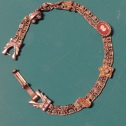 VTG Goldette Double Chain Bracelet , Gold Tone Insert Perls And Camero Charm