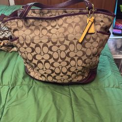 In Great Condition Coach Lg Purse