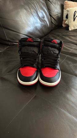 Selling jordan 1s high OG’satin bred