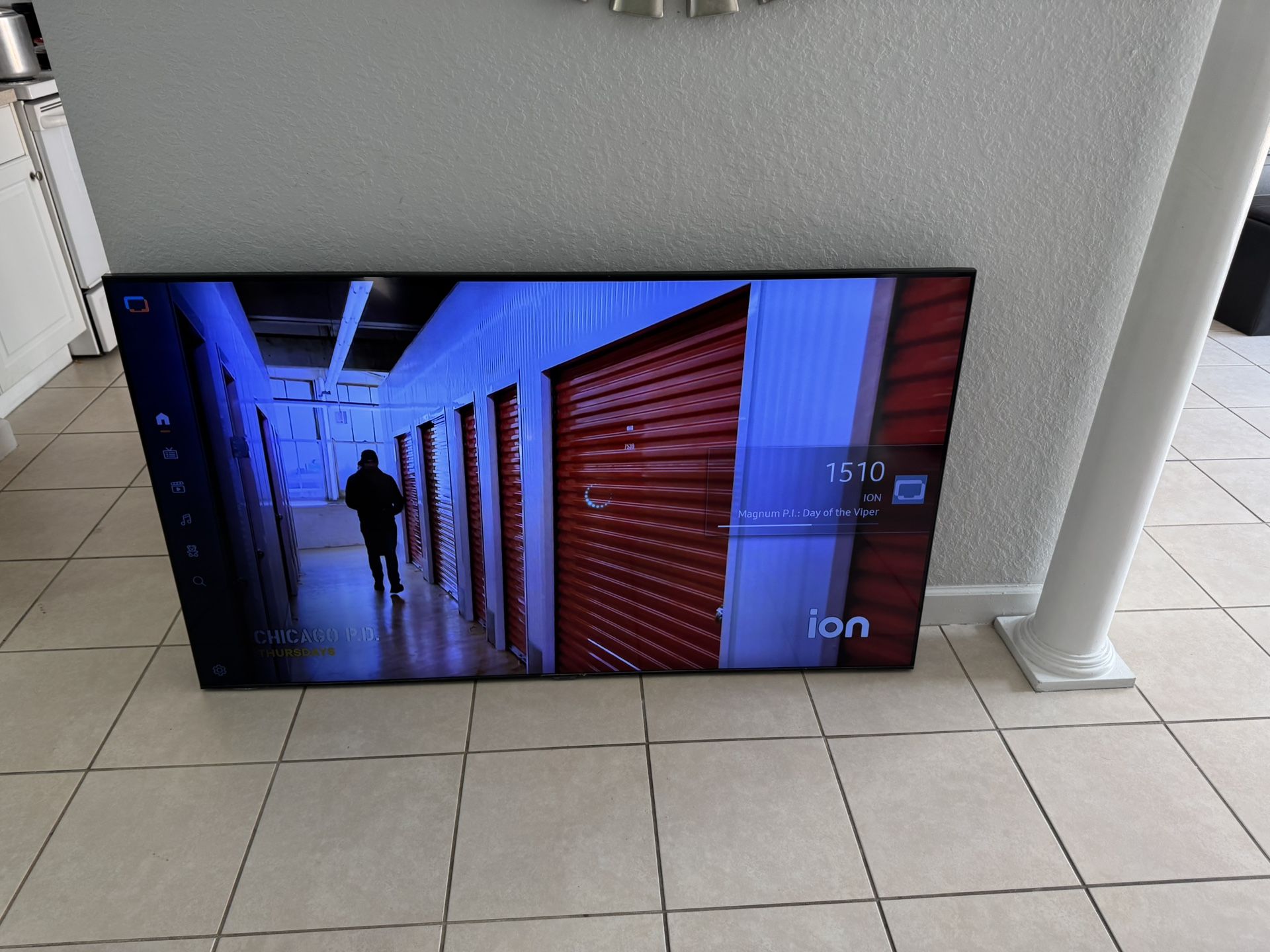Samsung Smart Tv 65” Good Condition . Include TV wall mount