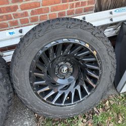 Fuel Rims With Micky Thompson Tires