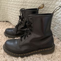 Women’s size 10.5 mid rise boots