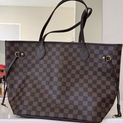 Louis Vuitton Neverfull MM Bag