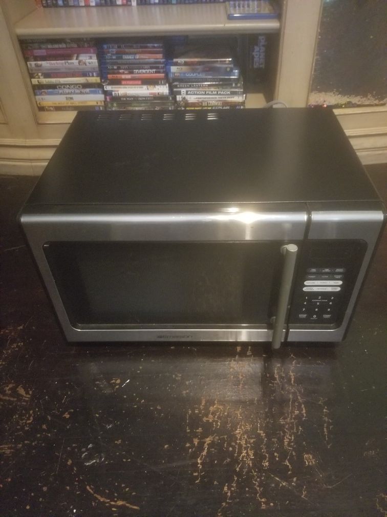 Emerson 900WATT Microwave