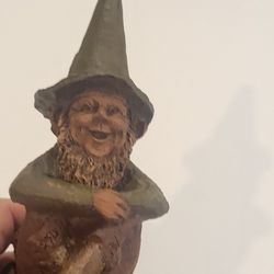 Vintage 1982 Tom Clark Gnome Sculpture Figurine 6" tall. Signed. 
Pre-owned, good shape, no chips or cracks. Weight 10oz plus shipping 
materials.