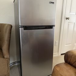 Magic Chef Mini Fridge/ Freezer