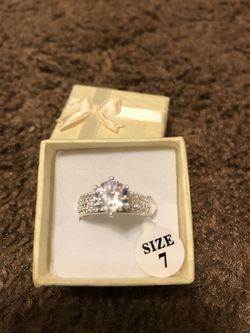 Women's queen Lara 18 kt white gold plated cz wedding engagement ring size 7