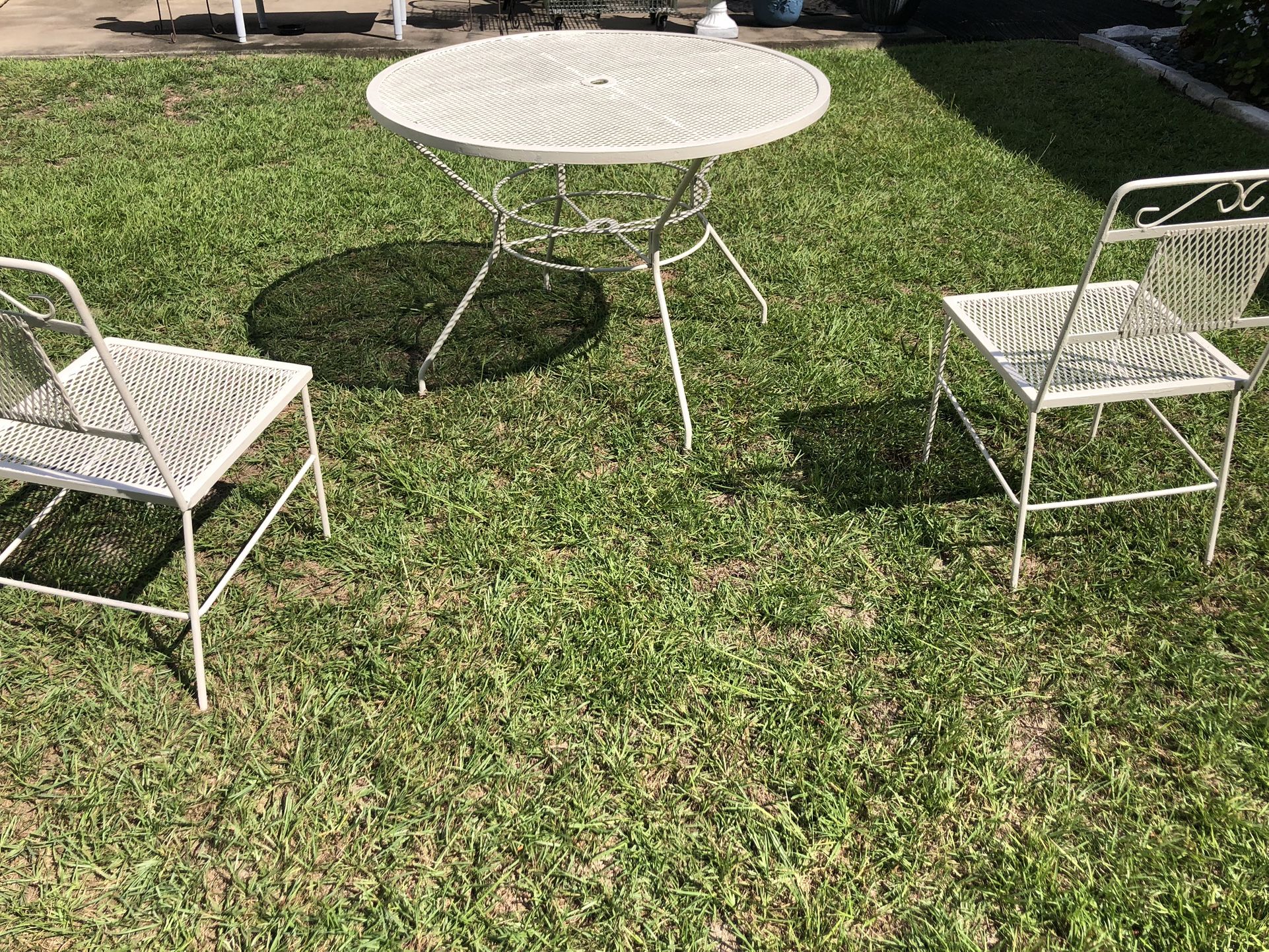 White / Cream Metal Patio Set