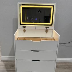Vanity w/ Lighted Mirror
