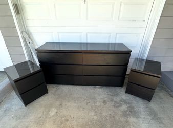 DRESSER ONLY WITH GLASS ON YOP