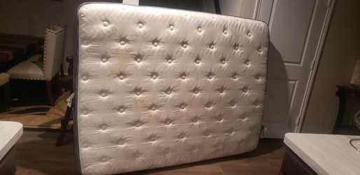QUEEN MATTRESS