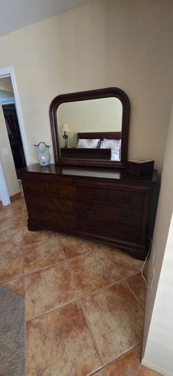 Dresser w/mirror