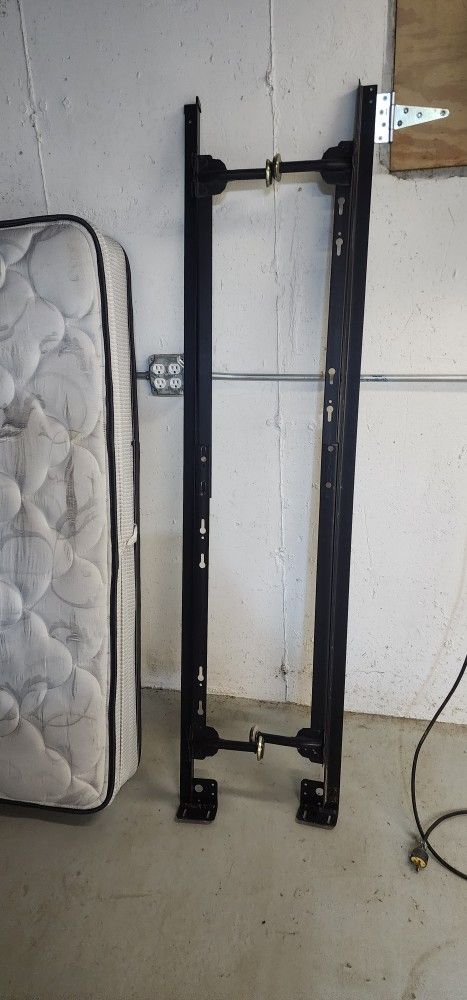 METAL BED FRAME
