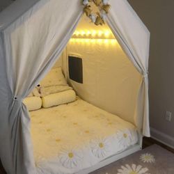 Pottery Barn Kids Camden Canopy Bed FULL SIZE Canopy is discontinued and very hard to find! Bed is in excellent condition Does not include Daisy beddi
