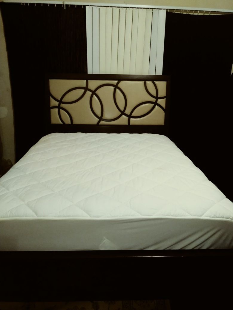 Bed Frame y mattress Queen size