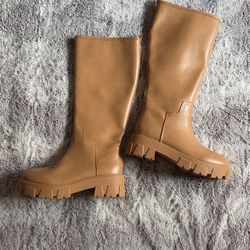 Woman’s Boots. NEW 