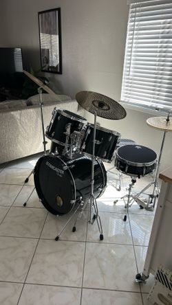 Starcaster by fender drum set