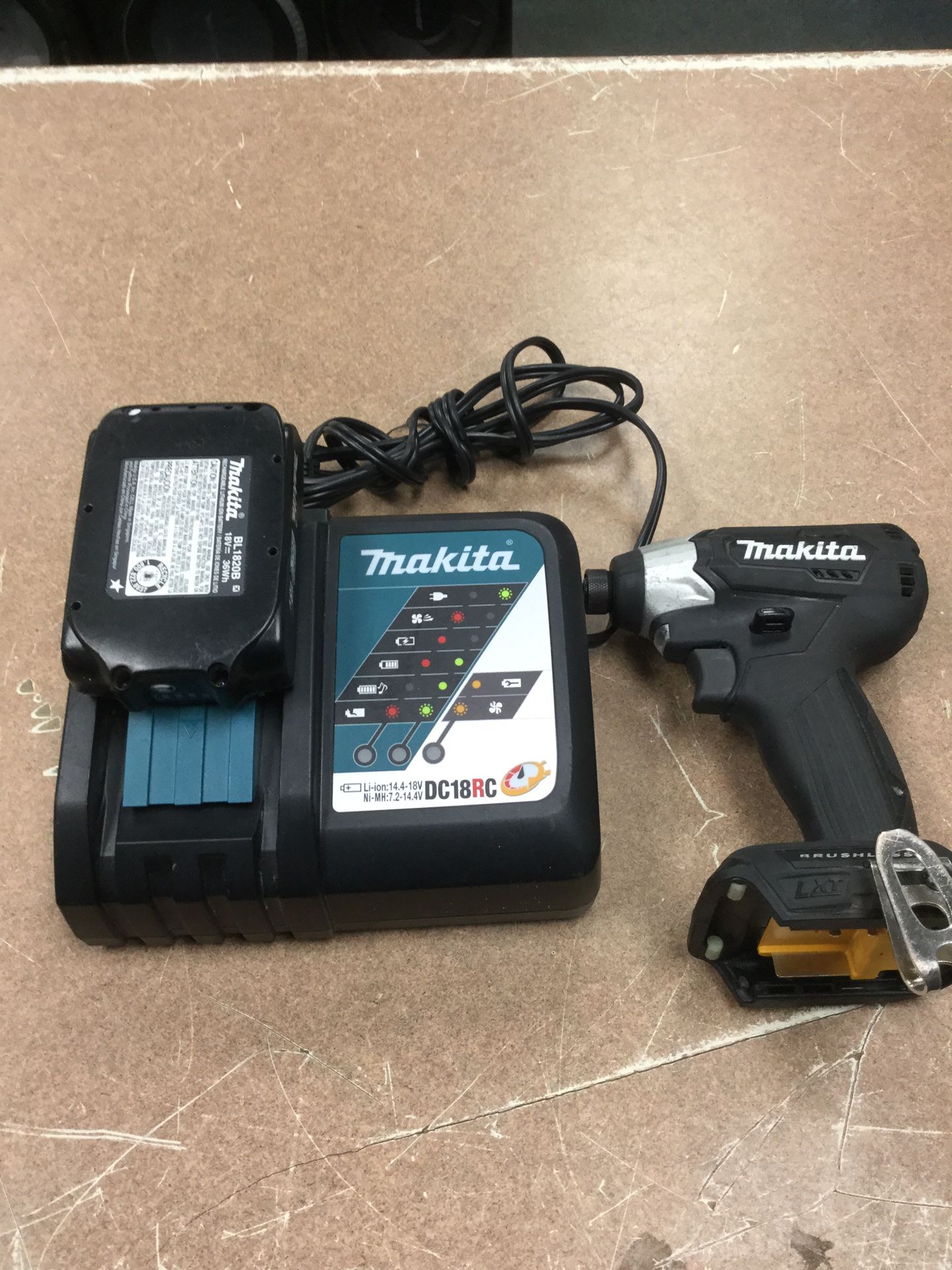 Makita drill brushless xdt15 with charger and 1 batt