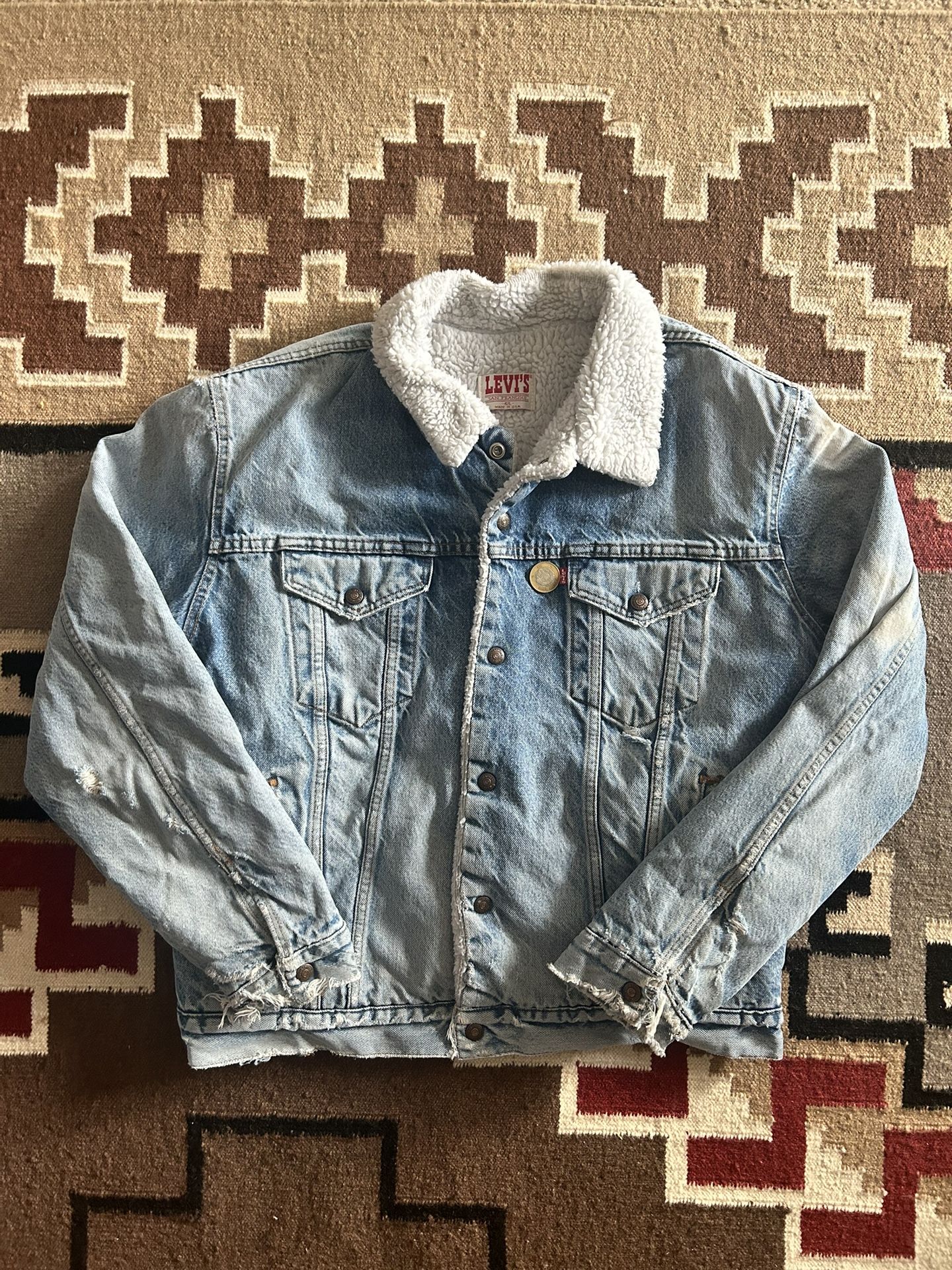 VTG Levi's Mens Sherpa Lined Light Wash Denim Jean Jacket Truckers Snaps USA 42L