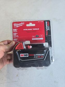 🔥 $60 PRICE FIRM 🔥 Milwaukee
M18 18-Volt Red Lithium-Ion XC 5.0Ah Battery