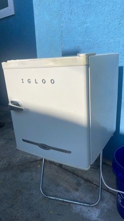 IGLOO mini fridge with beer opener