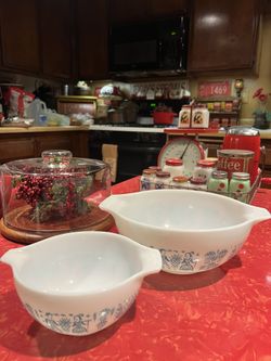 Super Collectible Pyrexx Butter Print Cinderella Mixing Bowls $90 For Both