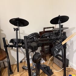 Electric Drum Alesis Nitro Mesh Kit - Quiet Mesh Drum Pads, Kick Pedal and Rubber Kick Drum, 40 Kits, 385 Sounds,