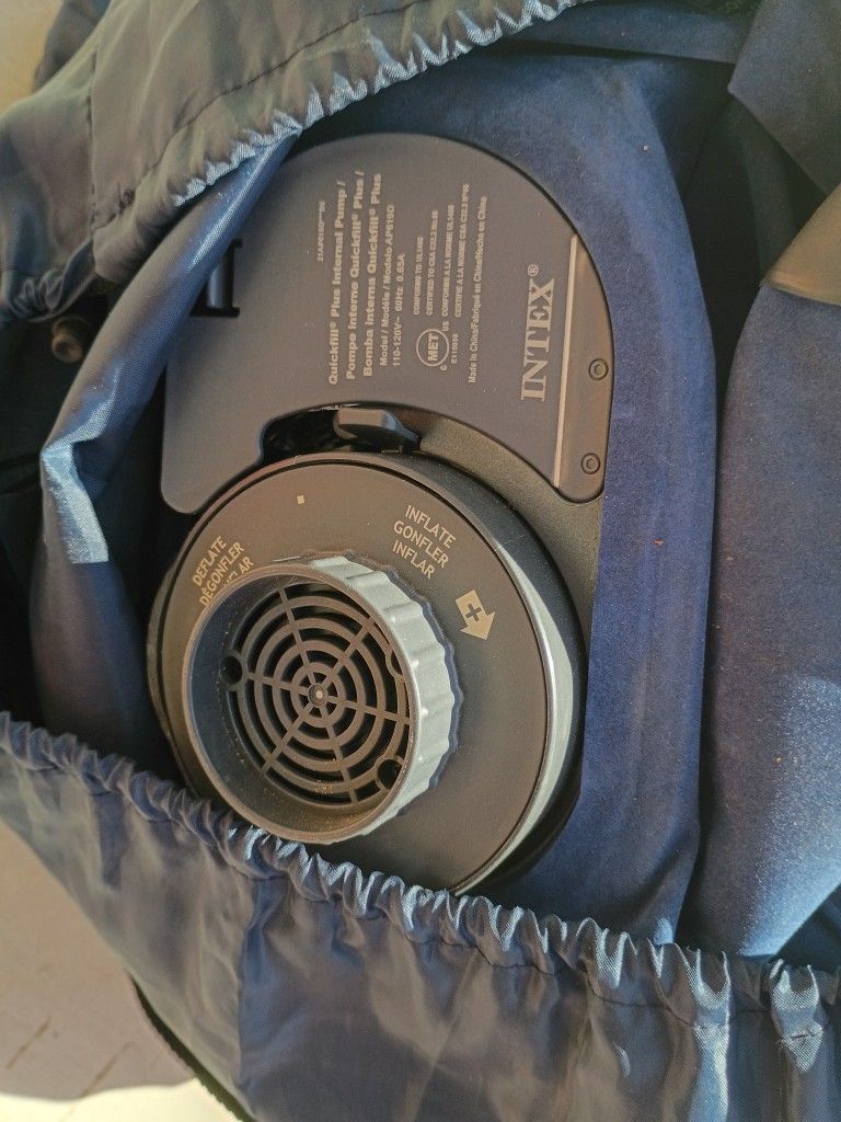 Temperpedic King Size Air Mattress With Aired Up Pillows