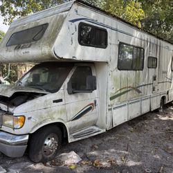 2000 Jayco Model line: Eagle 	•	Manufacturer: Jayco 	•	Type: Class C motorhome (cab-over design) 	•	Chassis: Ford E-Series V10 	•